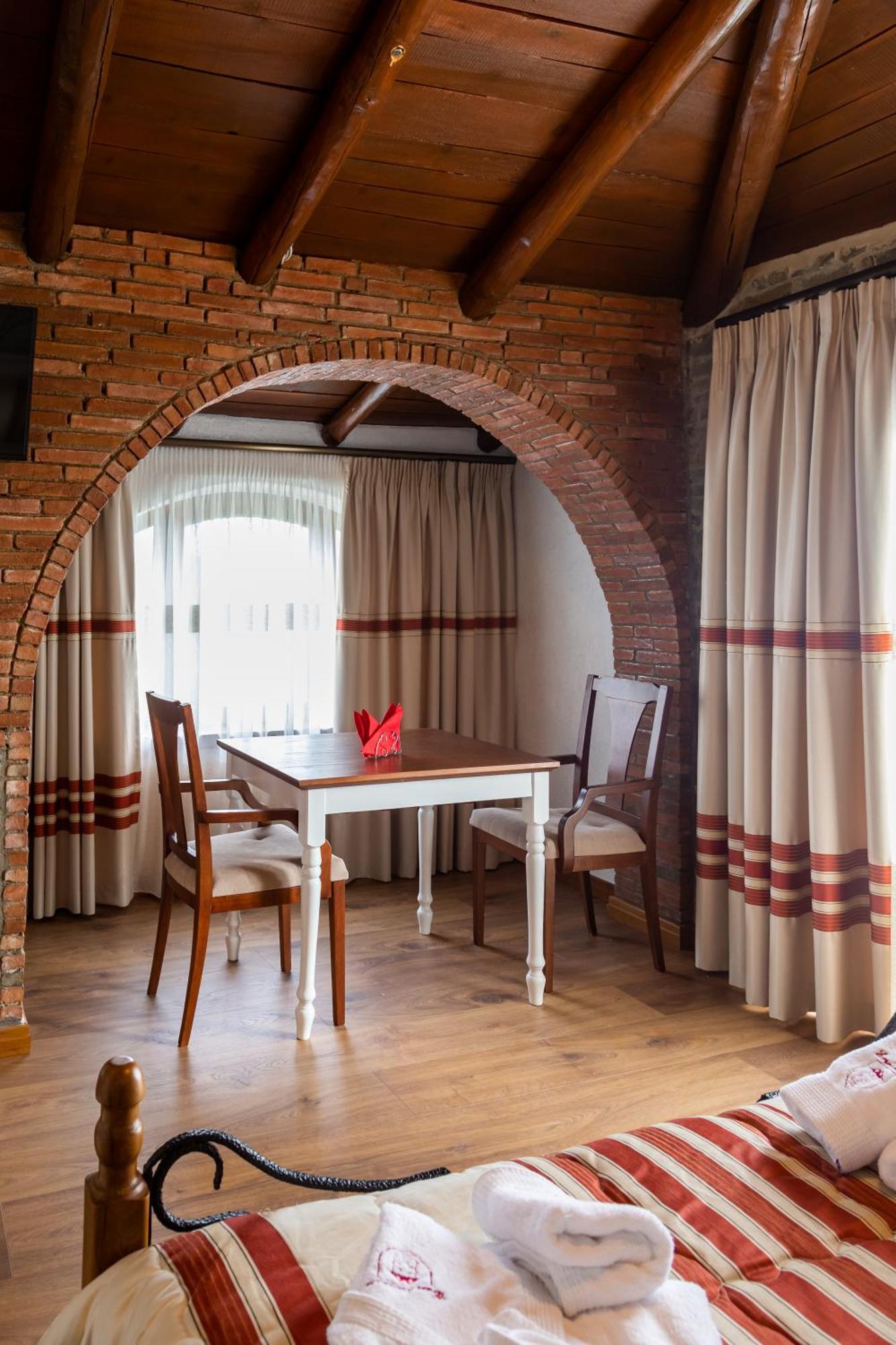 Hotel Restaurant Emblema Petrele ภายนอก รูปภาพ
